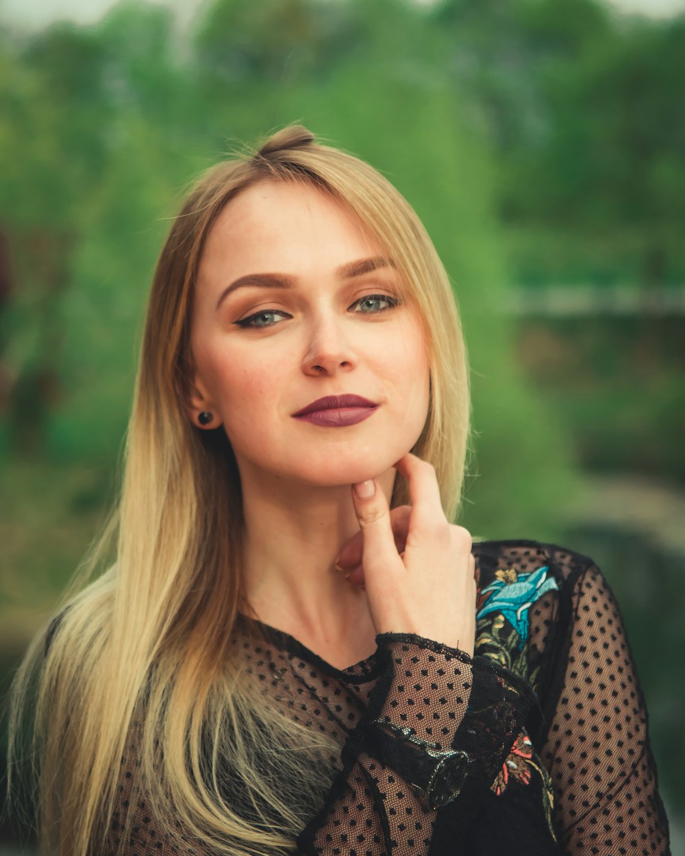 woman wearing black long-sleeved top