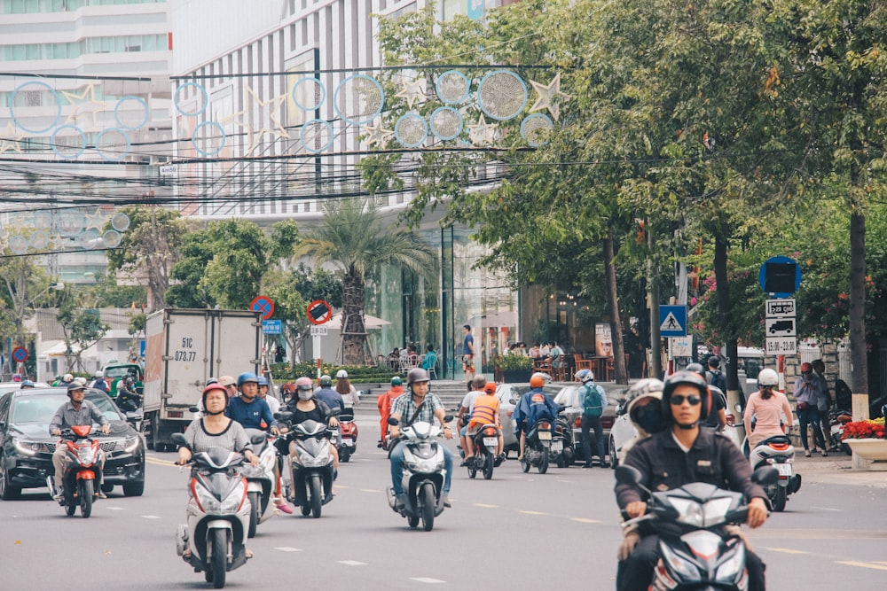 Menschen, die tagsüber Motorrad fahren