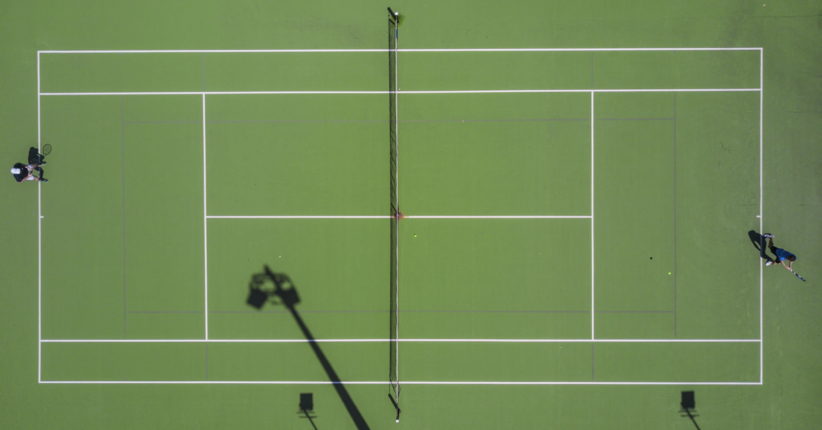 Vista cenital completa de una pista de tenis