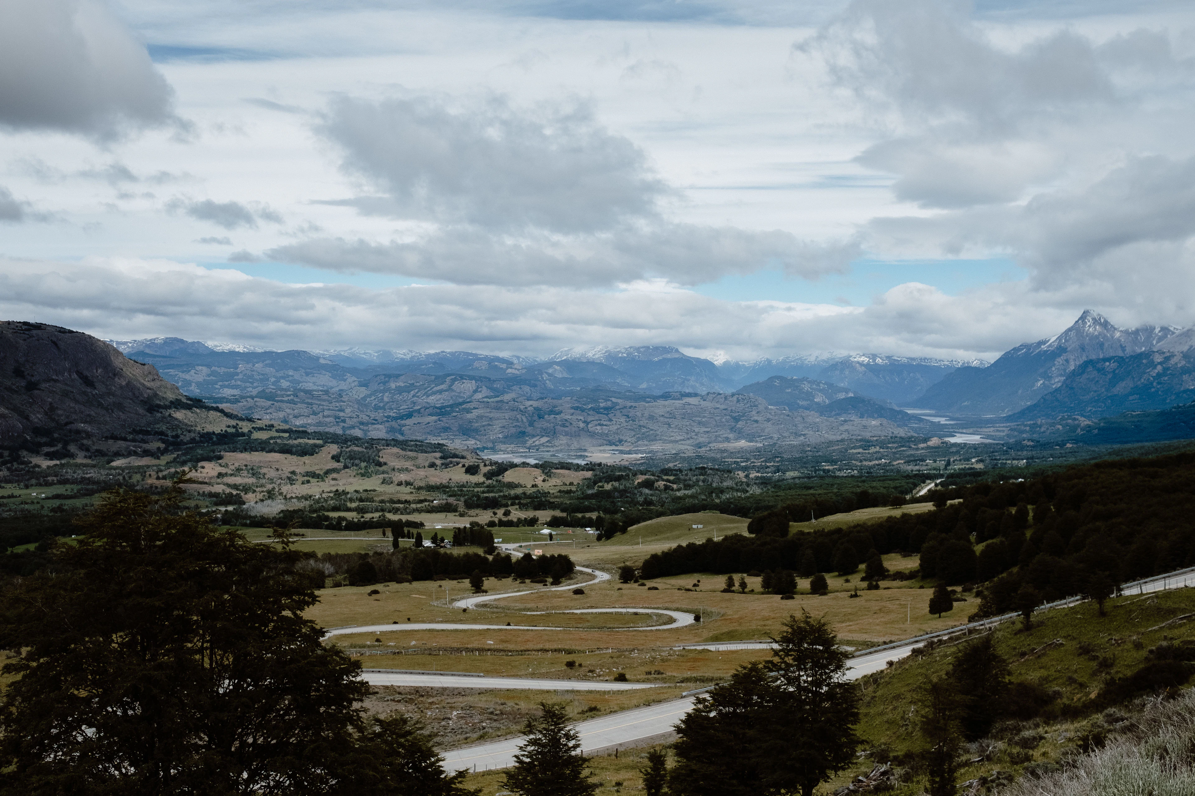 Vingiuotas kelias per slėnį link kalnų Čilės Patagonijoje, Carretera Austral