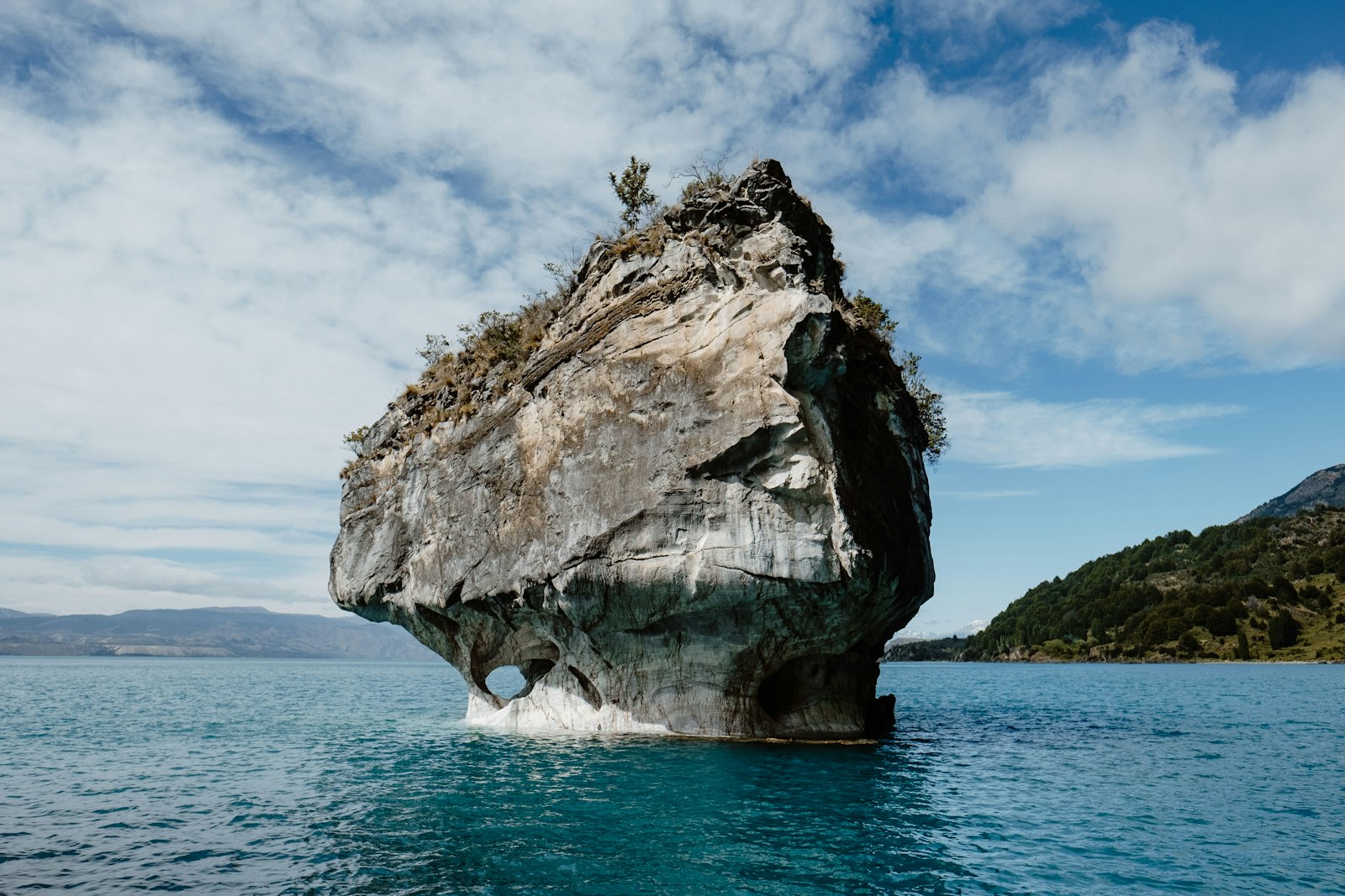 Мыс выточен насквозь: арки, колонны и гроты по всей кромке