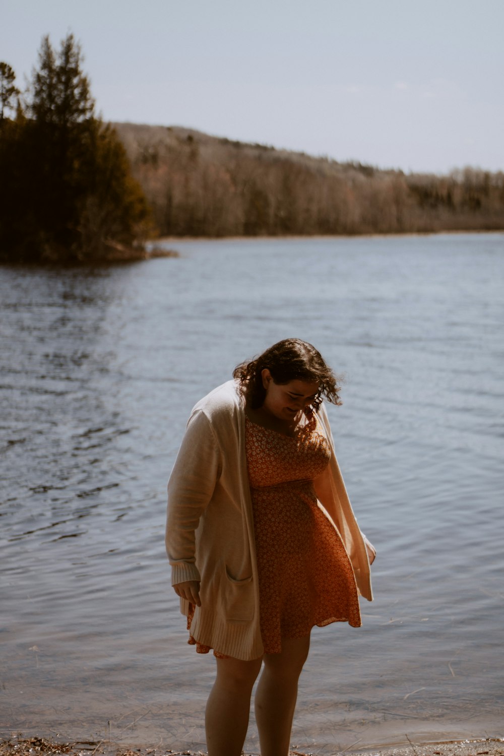 femme debout près du rivage