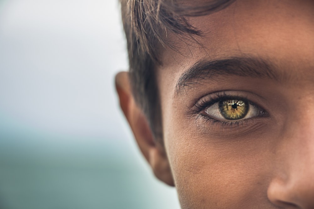chico con ojos dorados