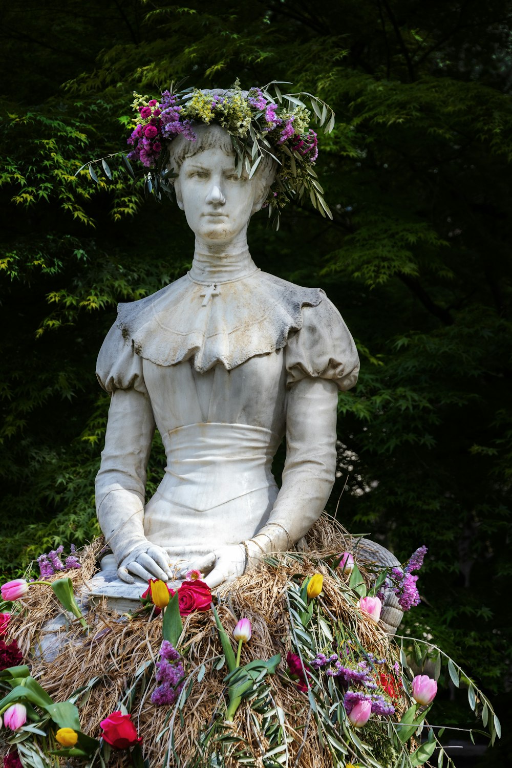 statua di cemento della donna