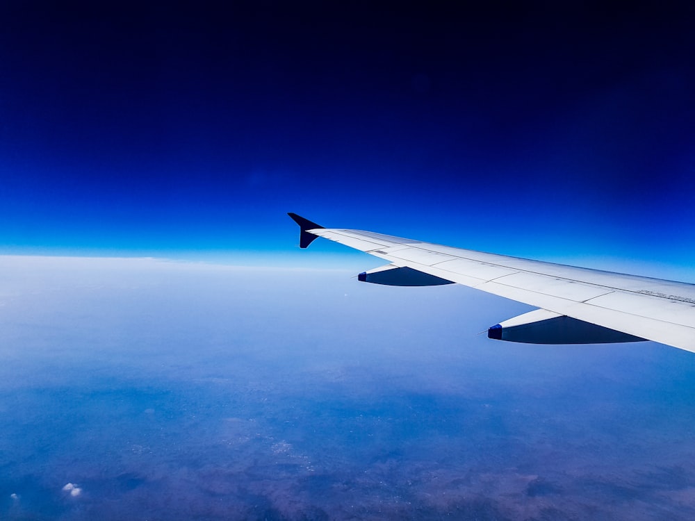 photo of airplane wing