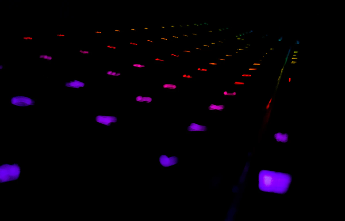 คีย์บอร์ดเกมมิ่งไฟ RGB บนโต๊ะสีเข้ม