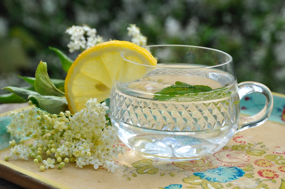 Tazza in vetro trasparente con succo infuso