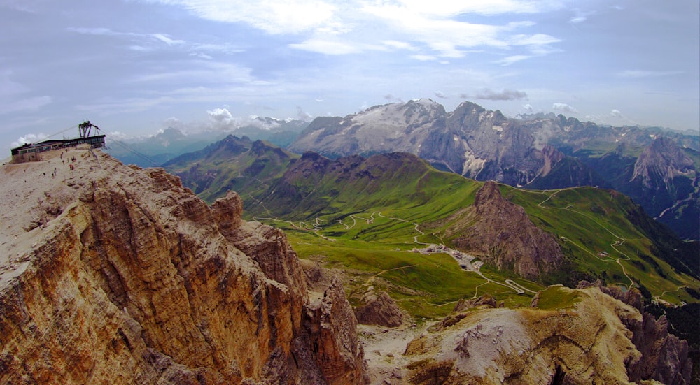 casa in cima alla collina durante il giorno