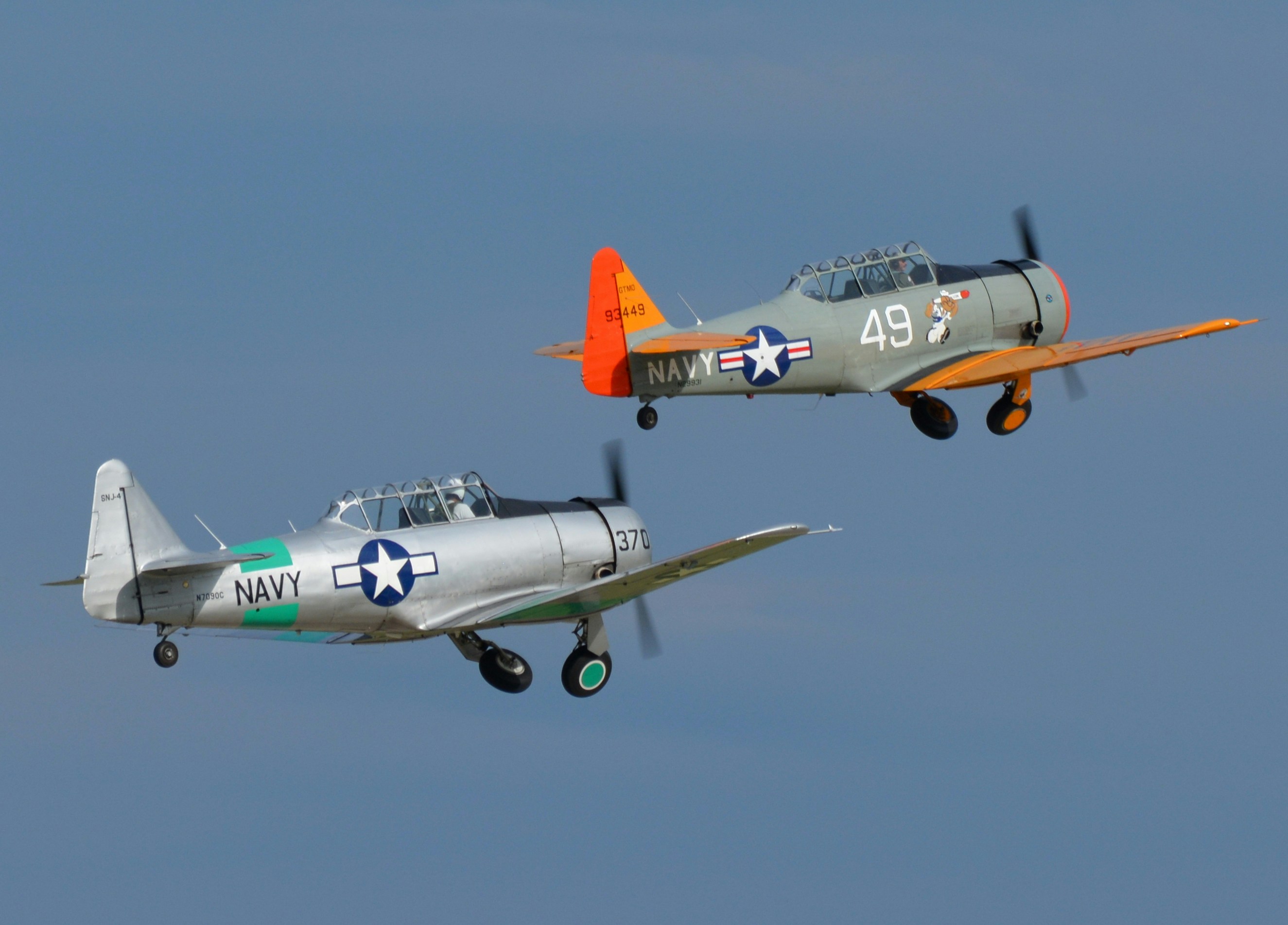 2機の飛行機が飛んでいる