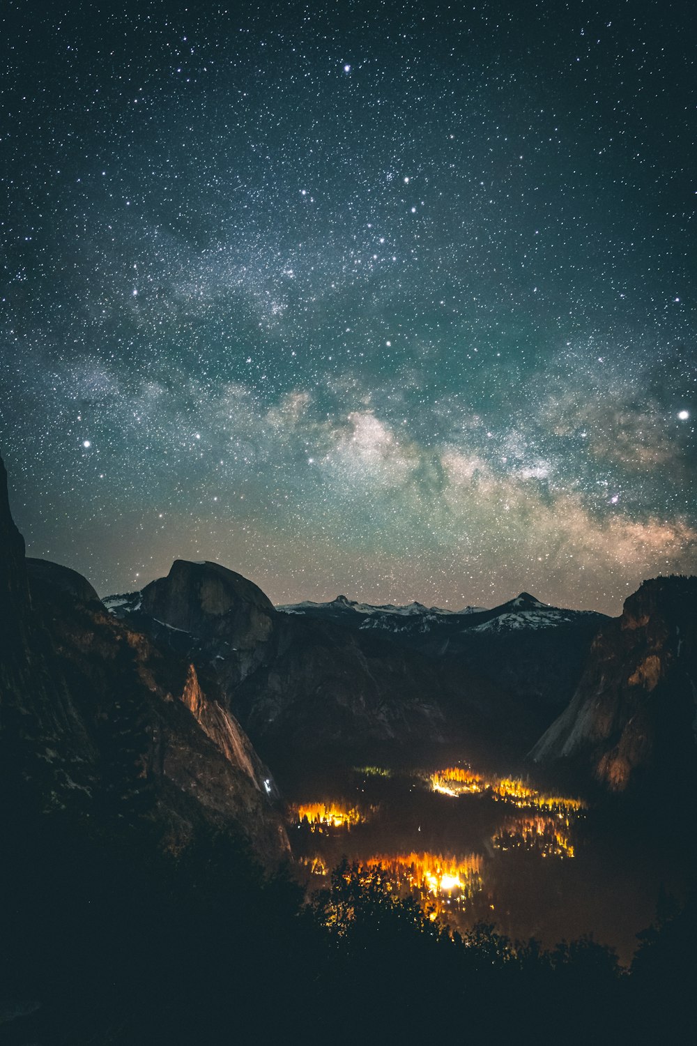 Montagne brune la nuit