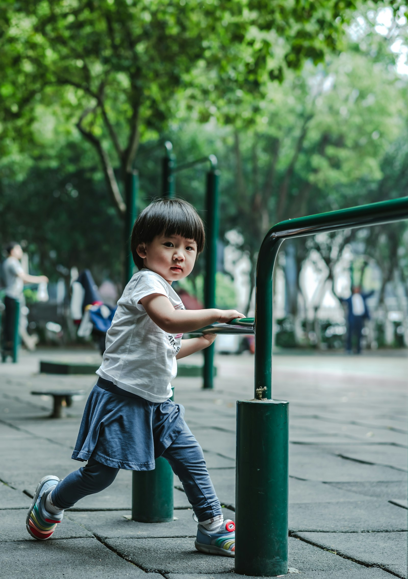 Sony a7R III + Sony Sonnar T* FE 55mm F1.8 ZA sample photo. Girl standing green metal photography
