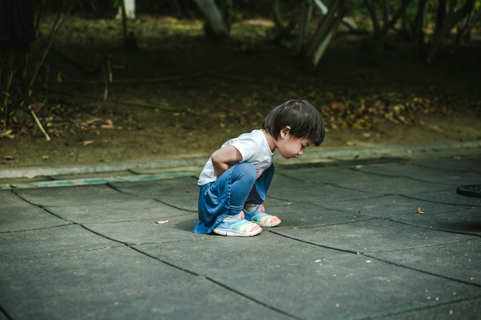 Sony a7R III + Sony Sonnar T* FE 55mm F1.8 ZA sample photo. Baby in white t-shirt photography