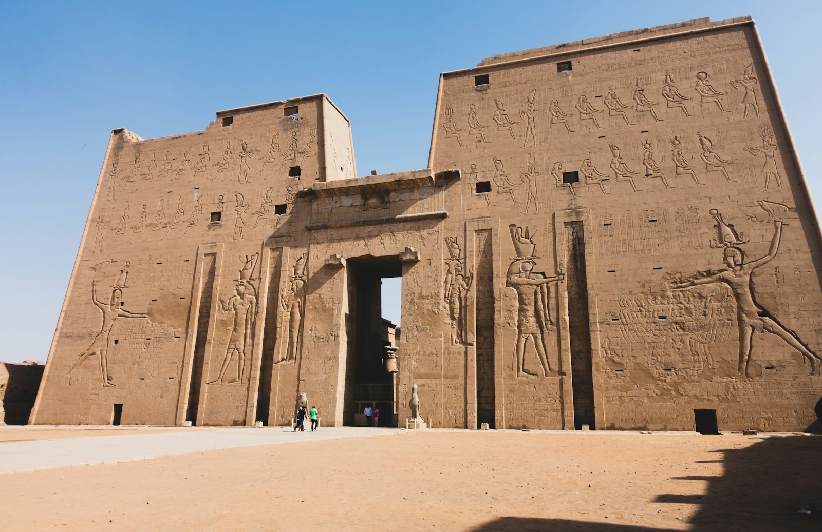 La maestosa facciata del Tempio di Edfu dedicato al dio Horus