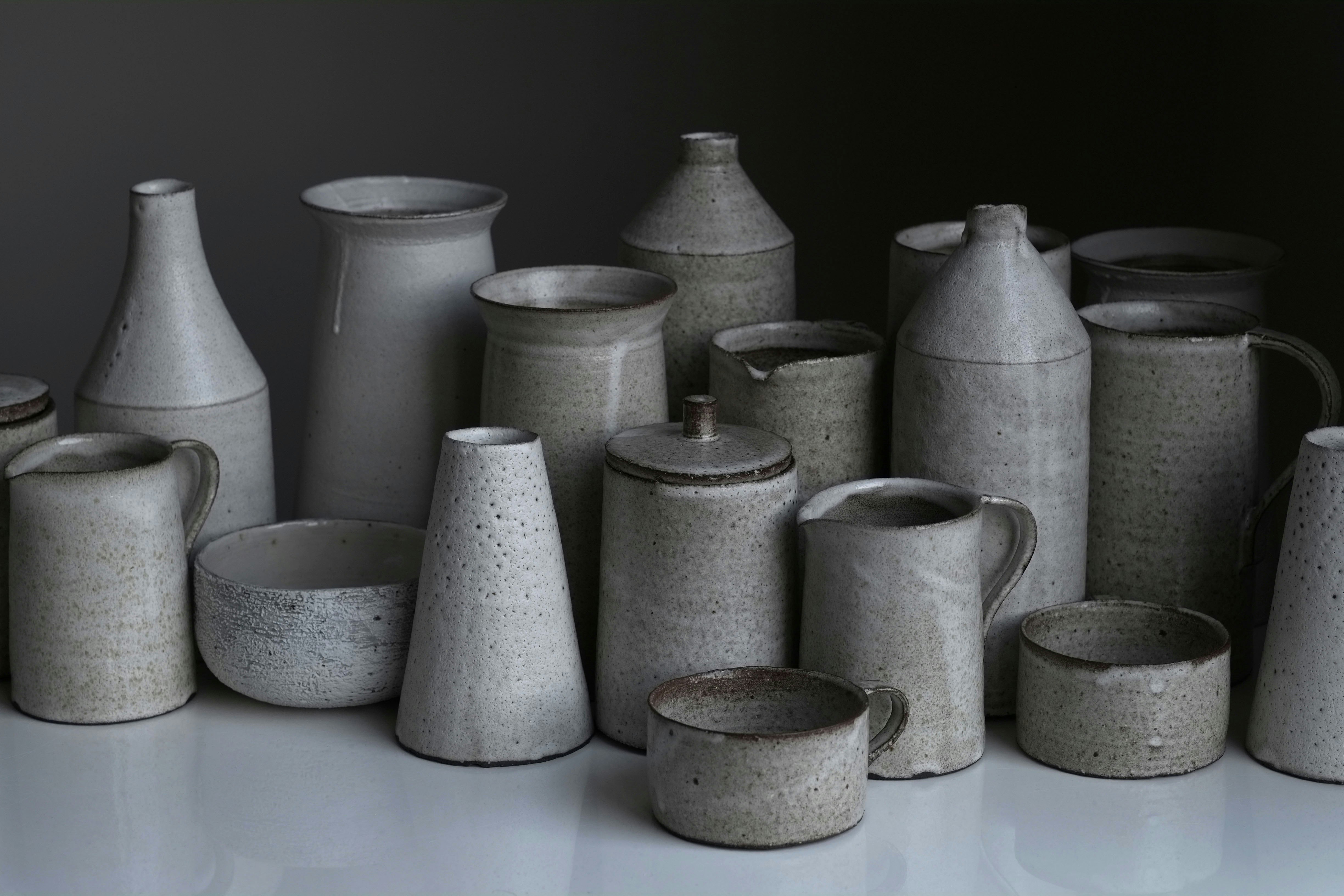 早期許多陶瓷器皿都是由手工捏製，或是使用拉坯完成的
