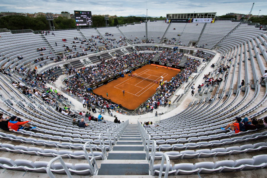 Court de tennis en terre battue dans un grand stade