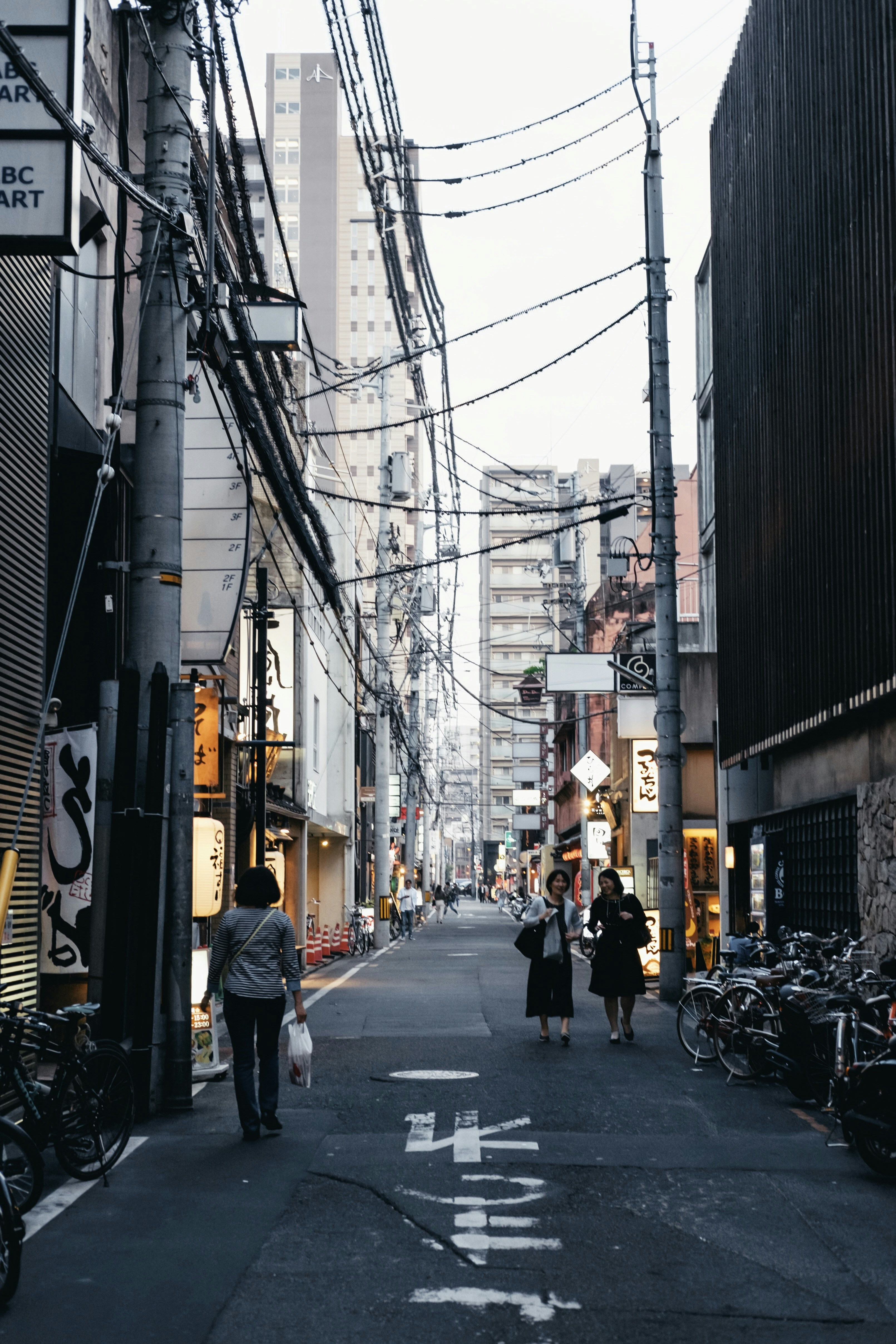Man walking sigma. Люди идут по улице. The streets every day. Люди на улице города. Сэм клафлин.