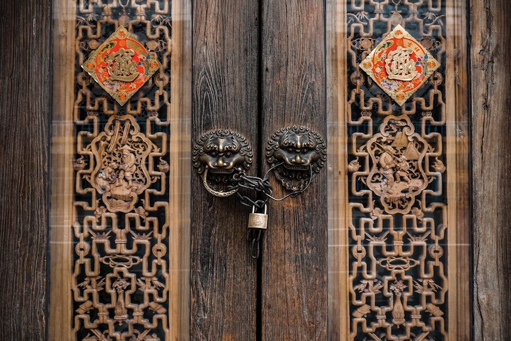 puerta de madera cerrada con llave