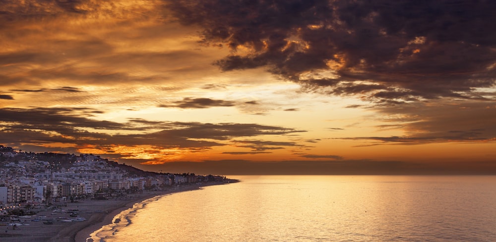 Paysage urbain de la ville au bord de la mer pendant l’heure dorée