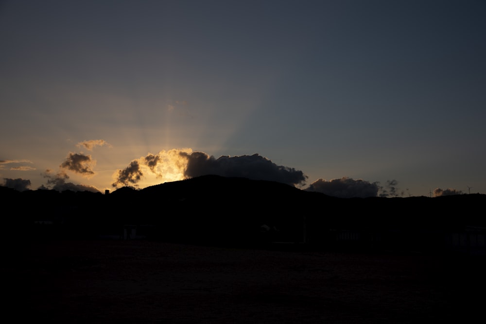 Fotografía de la silueta de la montaña bajo el cielo azul claro durante la hora dorada