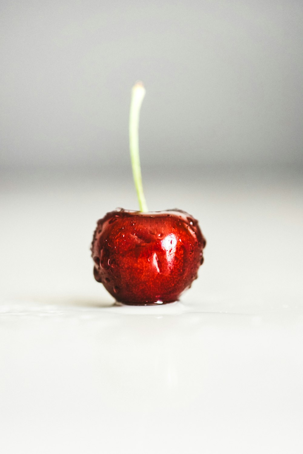 fruta vermelha da cereja no fundo branco