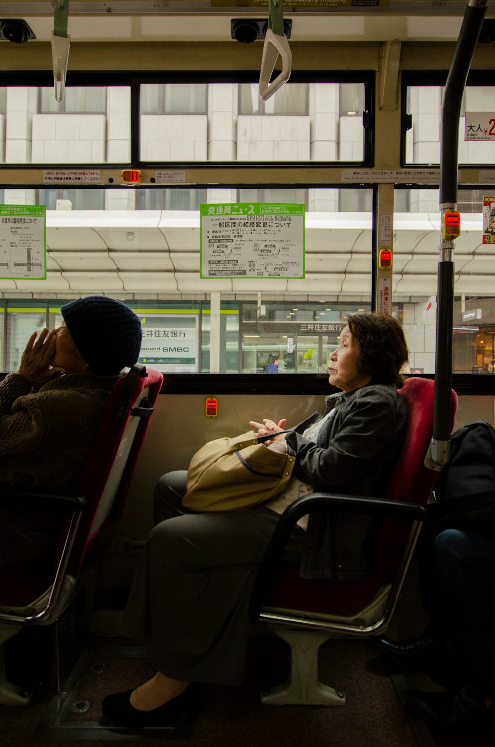 Mujer sentada dentro del asiento del vehículo durante el día