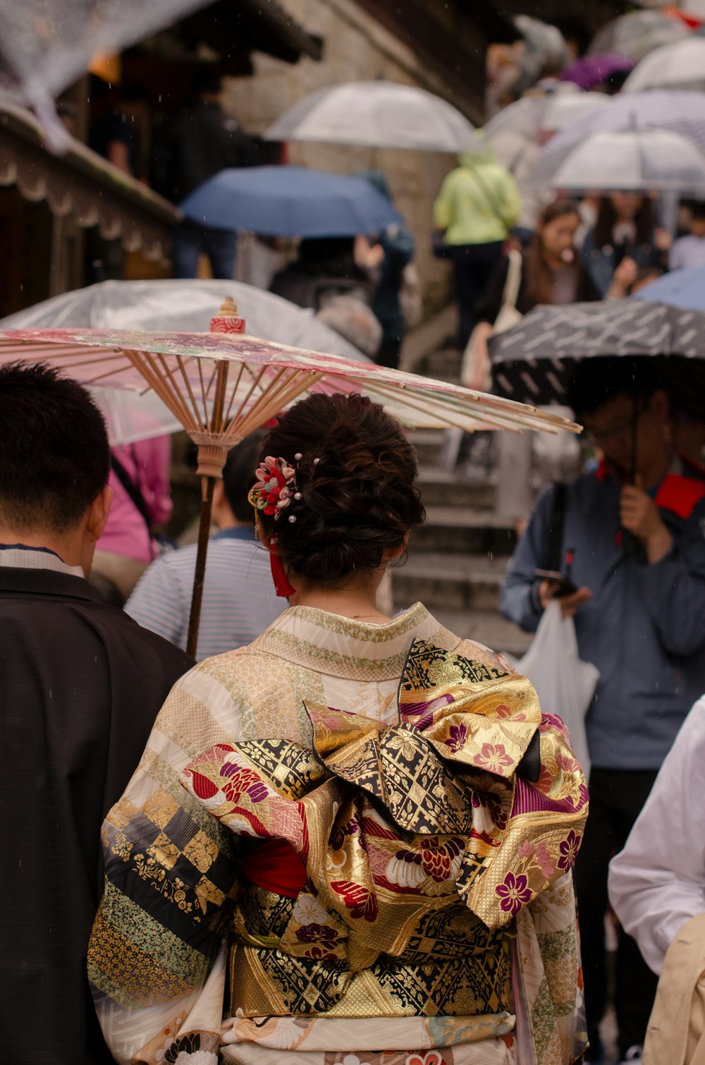 personnes utilisant des parapluies