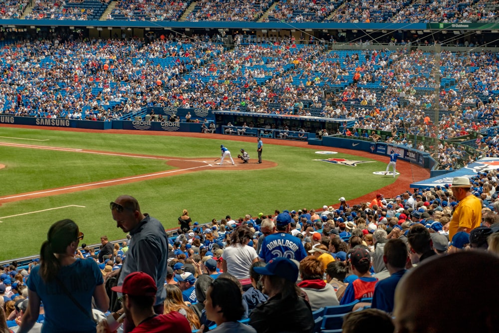 en el campo de béisbol del juego