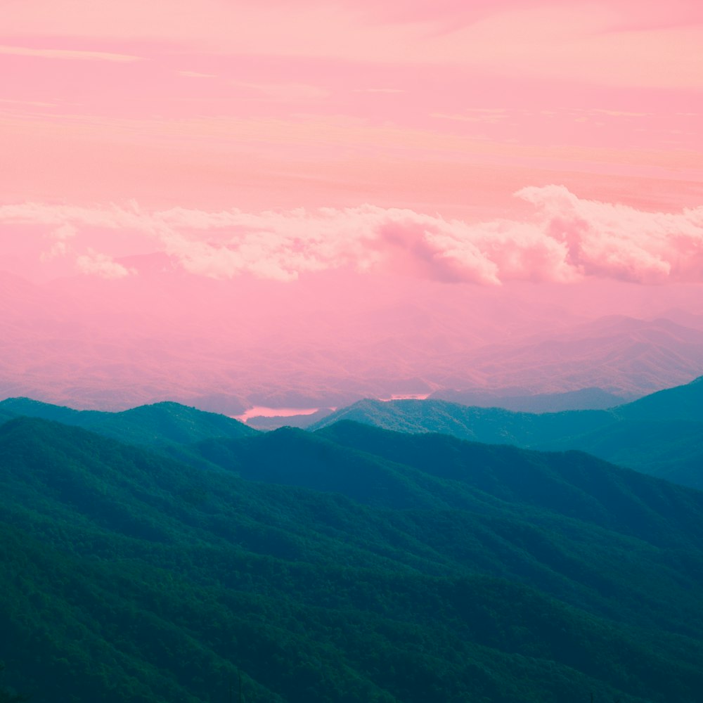 ピンクの空の下の山