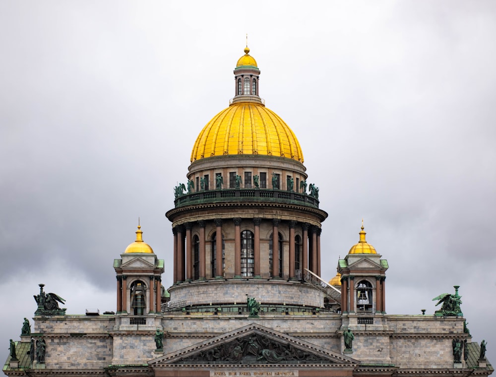 edifício da cúpula amarela e marrom