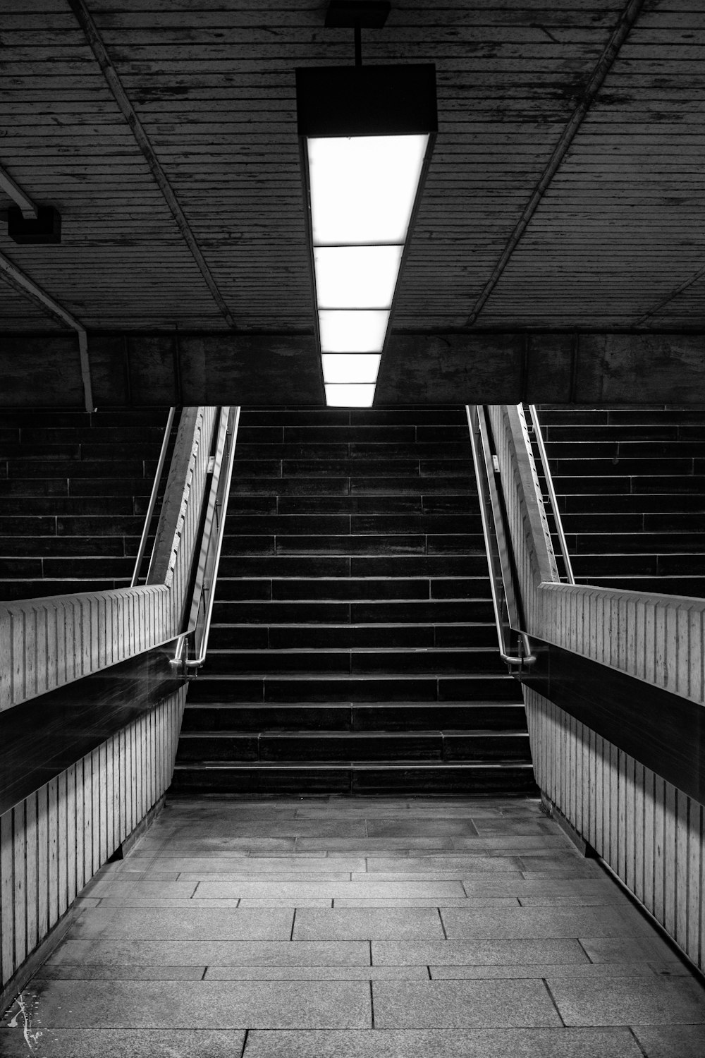 Photographie en niveaux de gris d’escaliers de métro