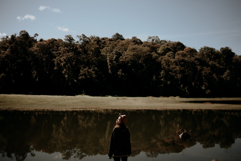湖のほとりに立つ女性