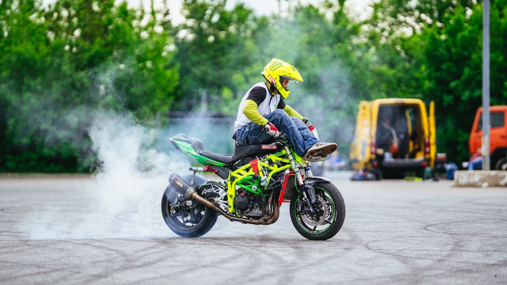 hombre haciendo truco de motocicleta