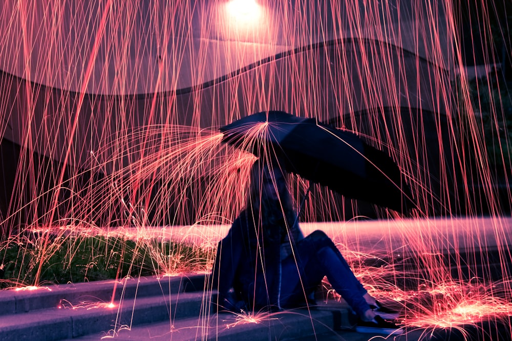 mulher usando guarda-chuva na chuva