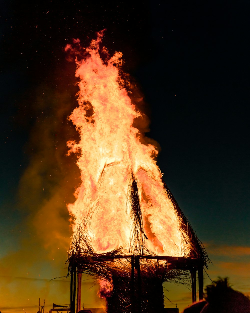 Langzeitbelichtungsfotografie der roten Flamme