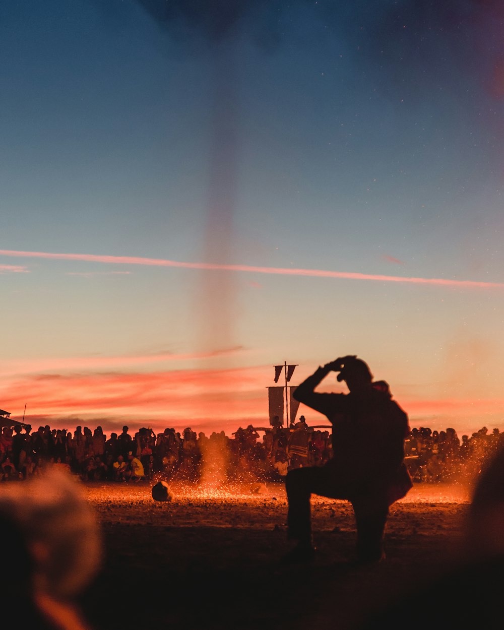 Mann trägt Jacke während des Sonnenuntergangs