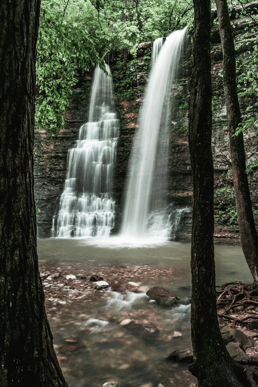 Zeitrafferfoto von Wasserfällen bei Tag