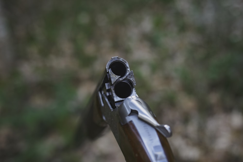 Foto de enfoque superficial de rifle marrón