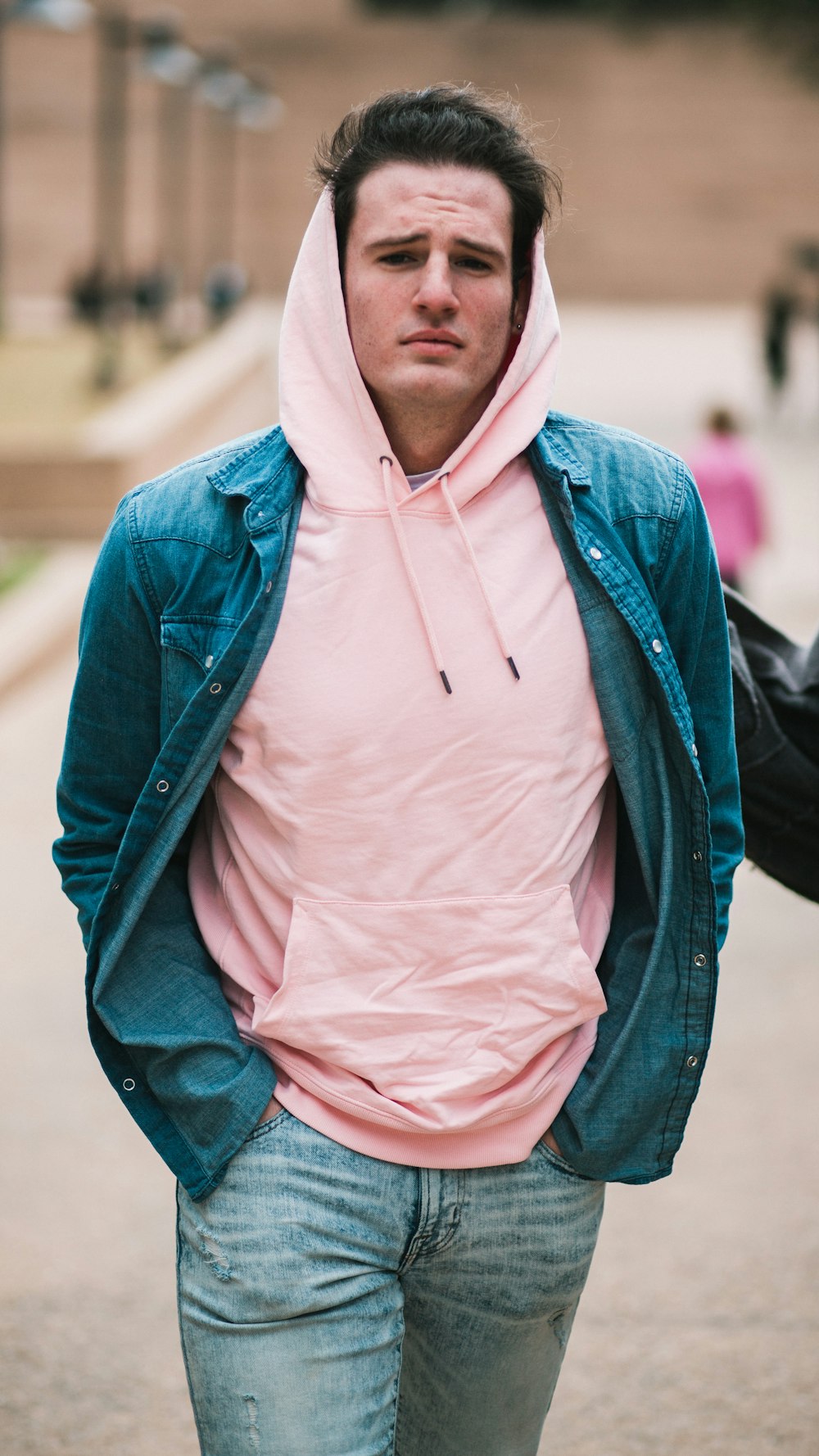 Foto Hombre con con capucha rosa y azul abotonada – Imagen Capucha en