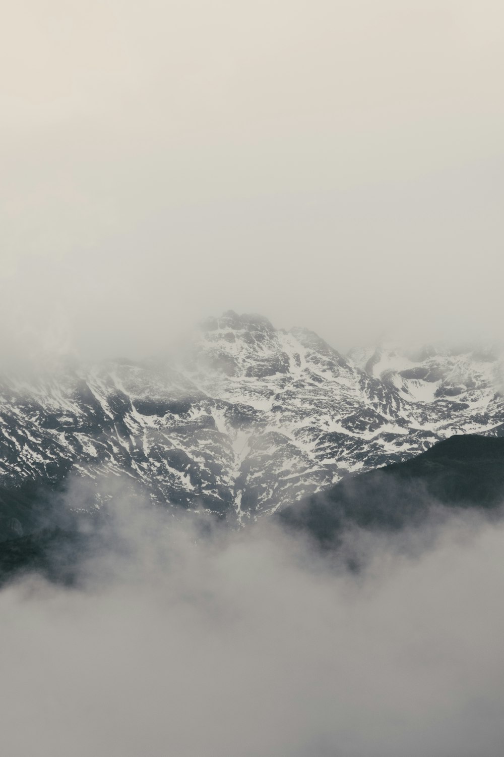 fotografia de paisagem da montanha branca e preta