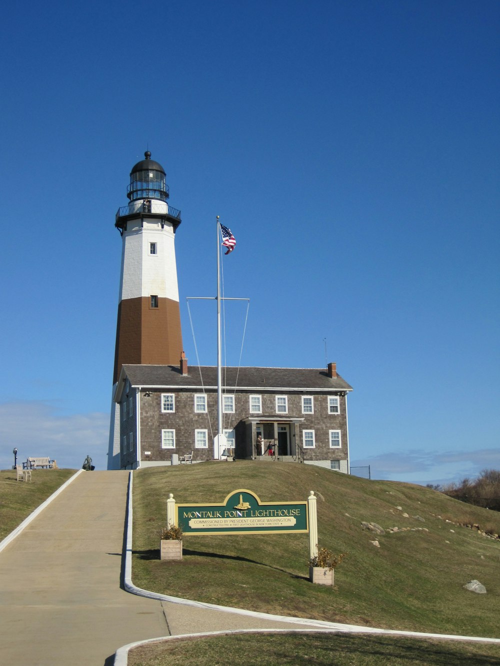 Brauner und weißer Leuchtturm