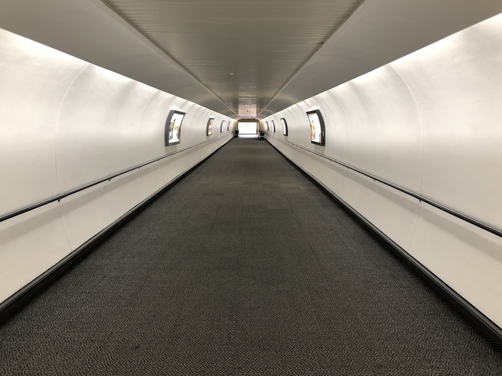 tunnel noir et blanc