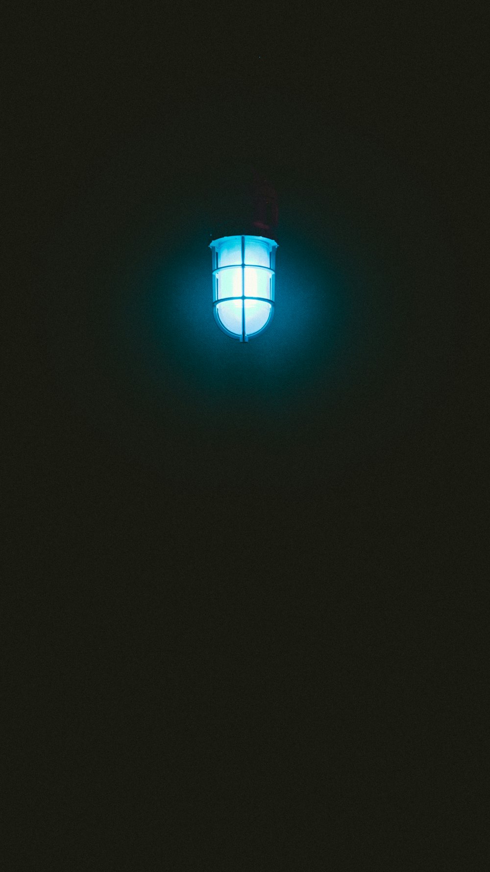 Lampe suspendue bleue éclairée