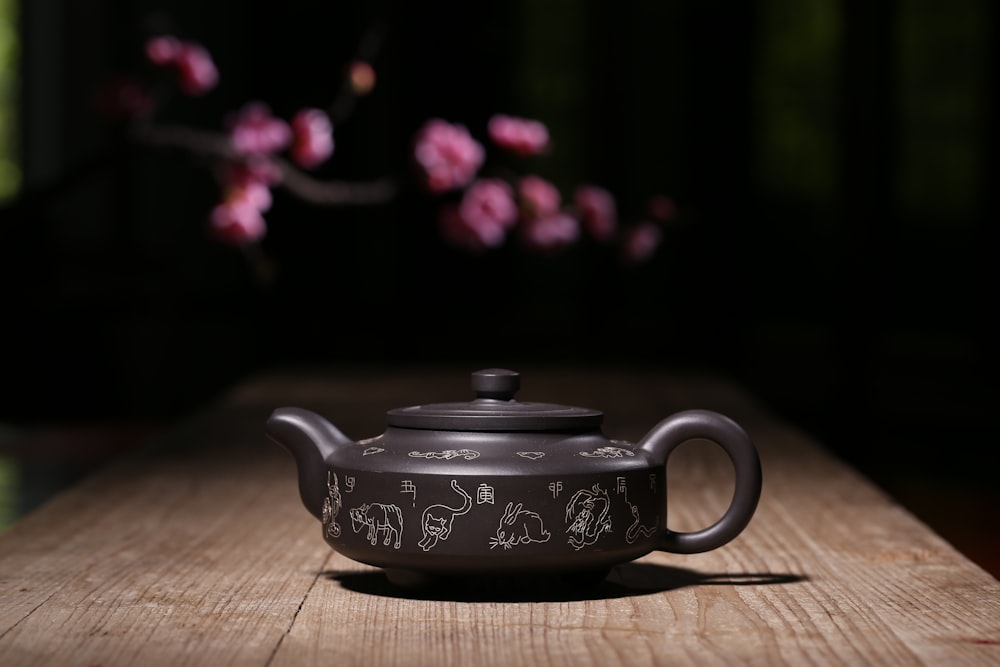 shallow focus photography of gray and white teapot