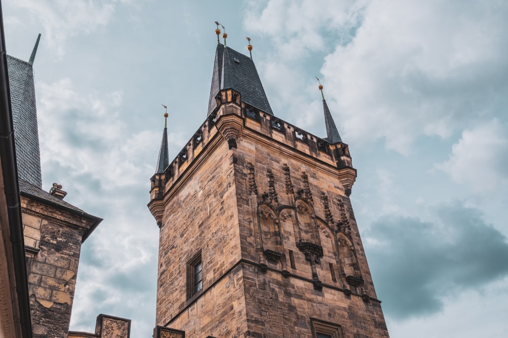 Photographie en contre-plongée d’une église en béton brun