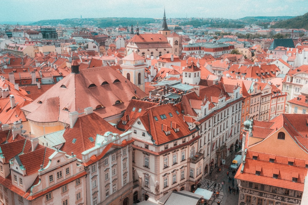 Fotografía de gran angular de casas de tejados rojos