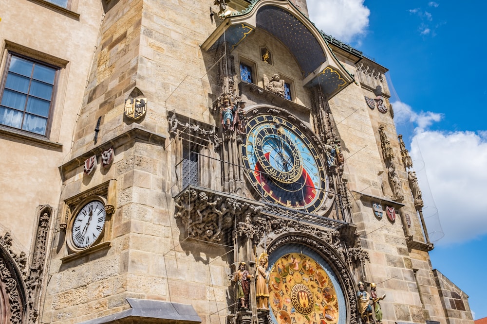 Fotografía de ángulo bajo de una iglesia de hormigón gris