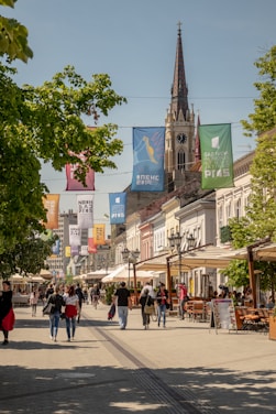 A lively street in Reus with people enjoying local shops and cafes on a sunny day.