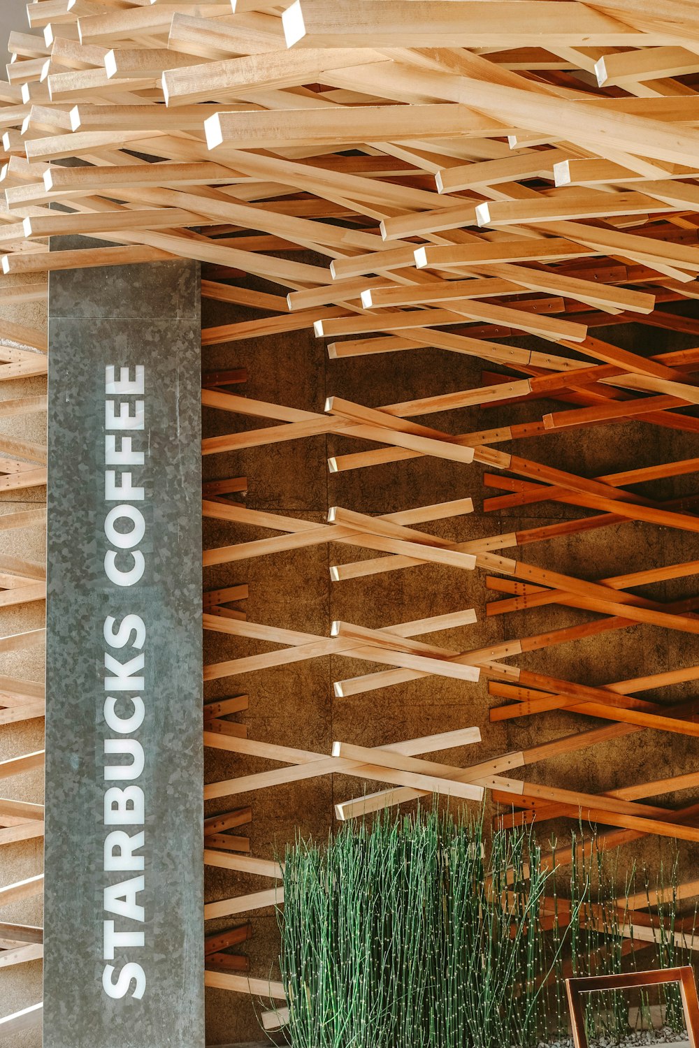 graues und weißes Starbucks Coffee Schild