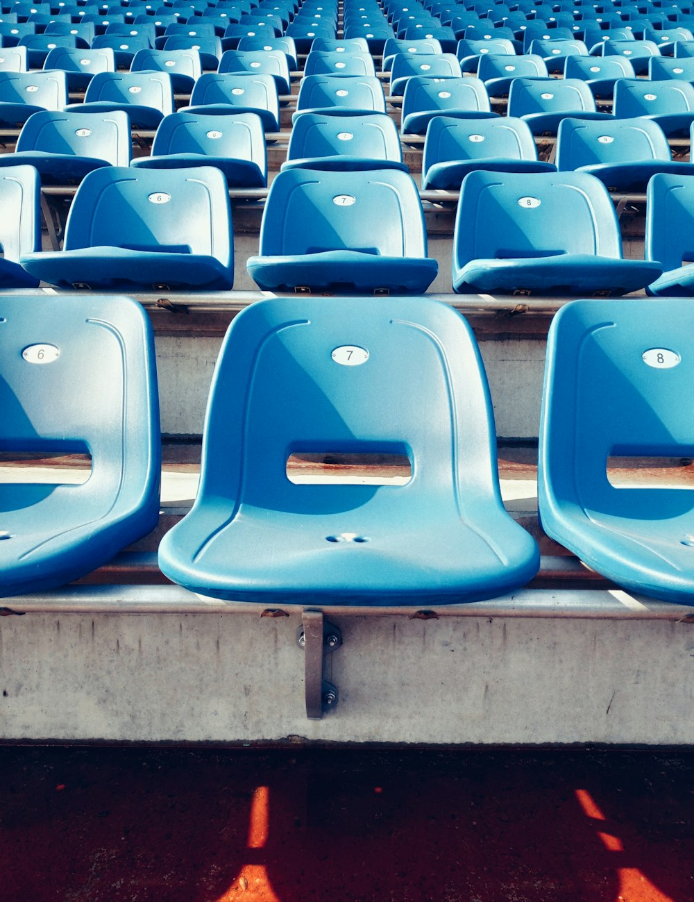 Blaue Plastikstühle im Stadion