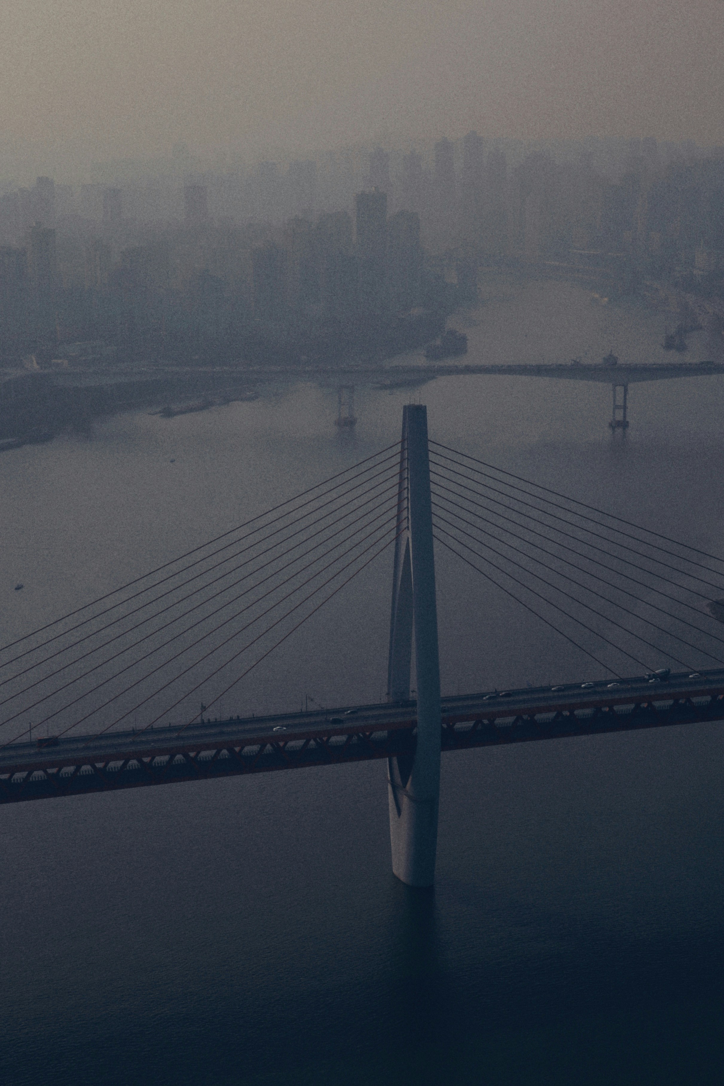 Hochwinkelfotografie der Brücke bei Nebel